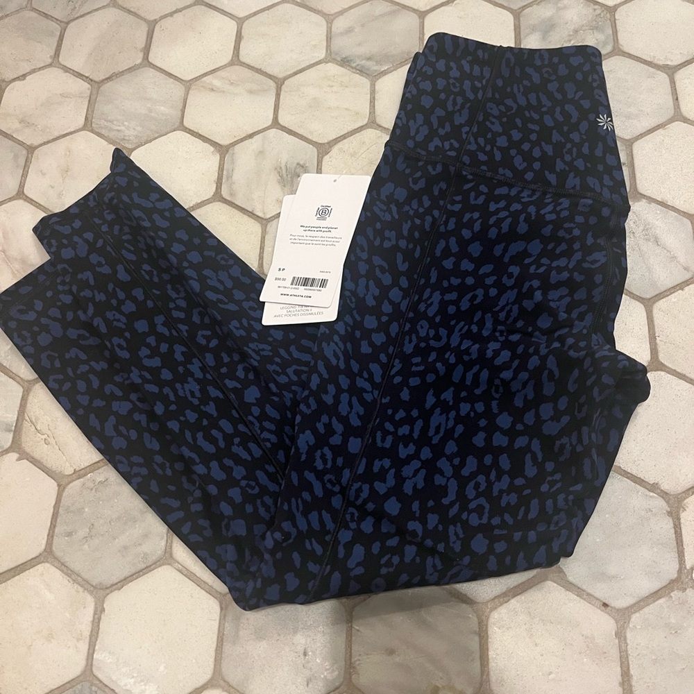 Athleta womens salutation tight. NWT size s